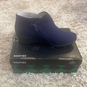 St John’s Bay navy blue booties